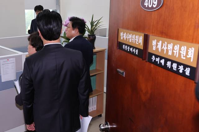 국회 법제사법위원회 소속 국민의힘 박형수 간사를 비롯한 의원들이 1일 국회 본청에서 법사위 운영과 관련해 더불어민주당 소속 추미애 법사위원장실을 항의 방문하고 있다.<연합뉴스 사진>