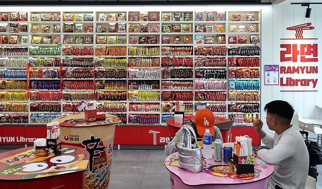 서울 마포구 CU 홍대상상점 라면 라이브러리를 찾은 외국인들이 라면을 먹고 있다. 2025.7.3. (ⓒ뉴스1, 무단 전재-재배포 금지)