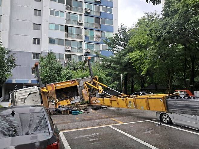 1일 오전 경기 성남시 분당구 정자동 한 아파트단지에서 이사용 사다리차가 넘어지는 사고가 났다. 경기도소방재난본부 제공