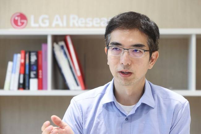 이홍락 엘지(LG) 인공지능(AI)연구원 공동 연구원장이 지난달 28일 서울 강서구 마곡동 연구원 본사에서 인터뷰하고 있다. 엘지 인공지능연구원 제공