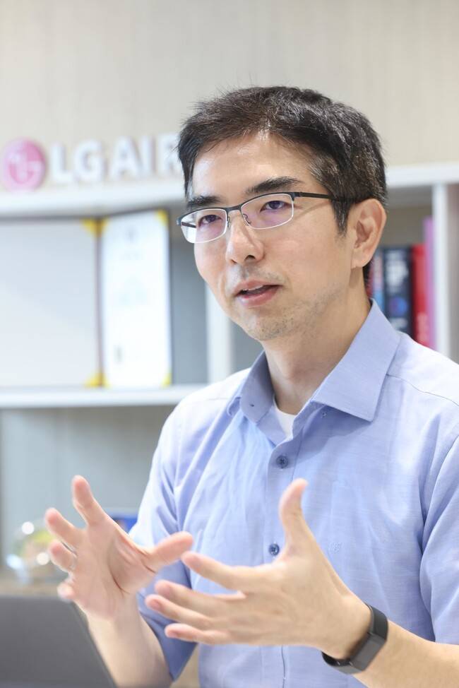 이홍락 엘지(LG) 인공지능(AI)연구원 공동 연구원장이 지난달 28일 서울 강서구 마곡동 연구원 본사에서 인터뷰하고 있다. 엘지 인공지능연구원 제공