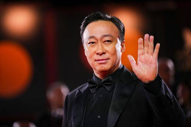 배우 이성민이 지난달 29일 이탈리아 베니스에서 열린 제82회 베니스국제영화제에서 박찬욱 감독의 영화 '어쩔수가없다' 포토콜 행사에 참석해 포즈를 취하고 있다. 베니스=AP 뉴시스