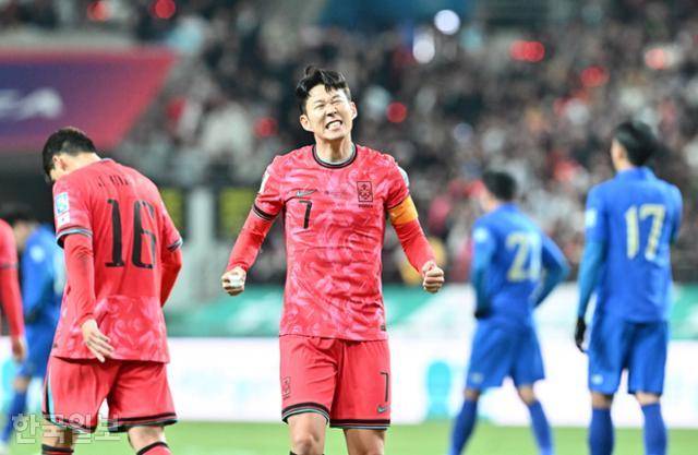 한국 축구대표팀의 주장 손흥민이 지난해 3월 서울월드컵경기장에서 열린 2026 FIFA 북중미 월드컵 아시아 2차 예선 C조 4차전 태국과 경기에서 득점 후 기뻐하고 있다. 최주연 기자