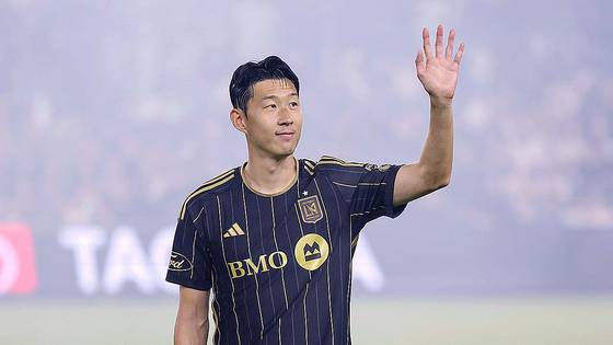 LAFC 홈 데뷔전에서 팬들의 응원에 화답하는 손흥민. AP=연합뉴스