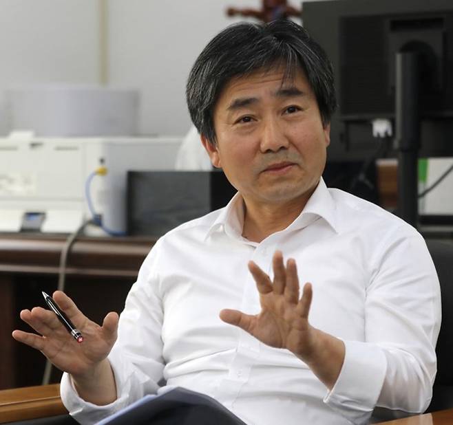 한겨레 사장 취임 직후인 2020년 5월 본보와 인터뷰하던 고 김현대 전 사장. /한겨레 제공