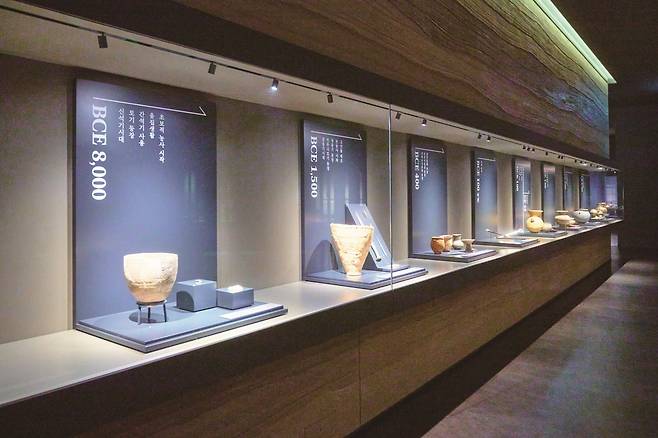 가야 건국 설화가 전해지는 구지봉 기슭에 자리한 국립김해박물관. 사진=도진영