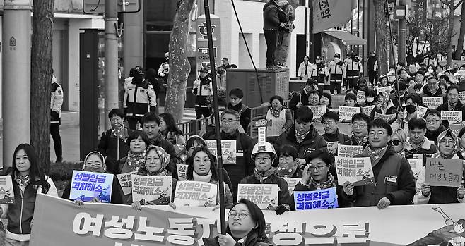 민주노총 가맹산하 조합원들과 여성 노동자들이 2024년 3월 8일 서울 종로 일대에서 2024년 3.8 세계 여성의날 정신계승 전국노동자대회의 일환으로 성별임금격차 해소, 여성노동권 쟁취 등을 촉구하며 대학로 마로니에 공원 방향으로 행진하고 있다. 조태형 기자