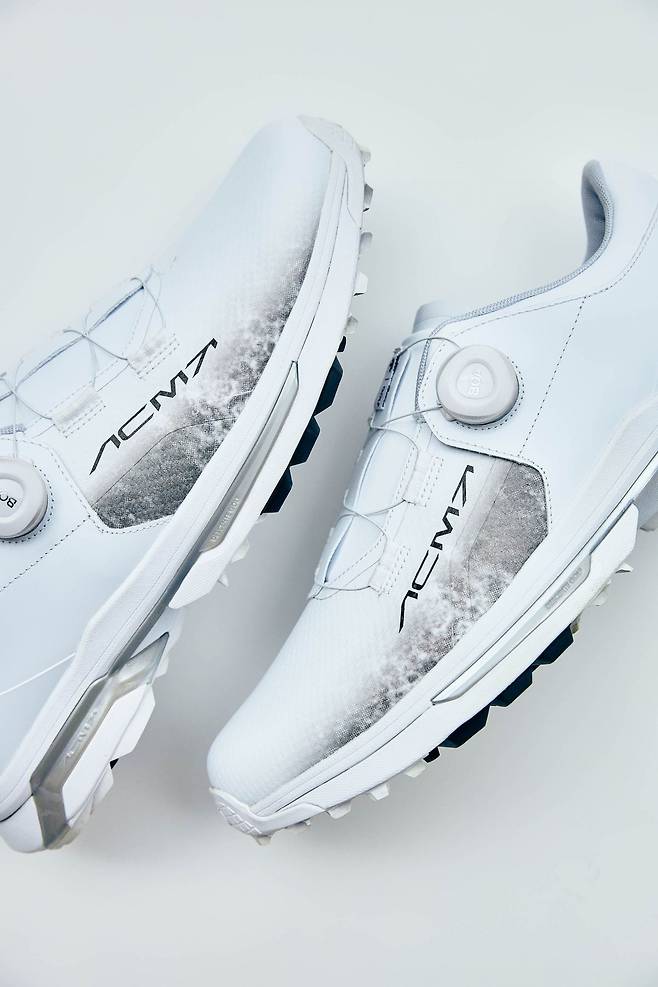 데상트골프가 가을 시즌을 맞이해 출시한 2025 FW 시즌 아크먼트 프로 골프화 라이트 그레이. 데상트골프