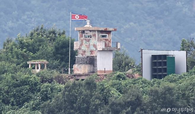 사진은 지난달 20일 경기 파주시 접경지역에서 바라 본 북한 초소와 대남 확성기. / 사진=뉴스1