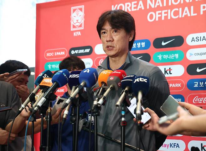 인터뷰하는 홍명보 감독. 연합뉴스