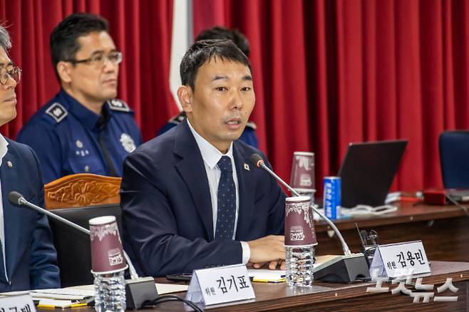 김용민 더불어민주당 간사가 1일 경기 의왕시 서울구치소에서 열린 윤석열 전 대통령의 수감 중 특혜 제공 여부 확인과 CCTV 영상기록 열람을 위한 현장검증에 참석해 의사진행발언을 하고 있다. 국회사진기자단