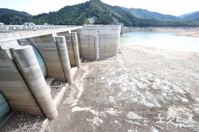 지난 달 31일 강원 강릉시의 생활용수 87%를 공급하는 오봉저수지의 저수율이 15% 아래로 떨어지면서 바닥을 드러낸 모습. 류영주 기자