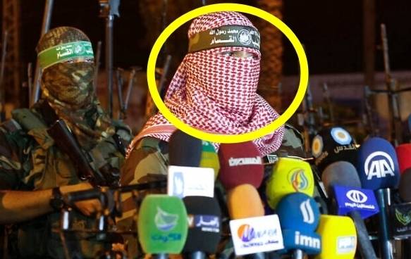 하마스 무장조직인 이즈아딘 알카삼 여단의 대변인 아부 오베이다(오른쪽)가 2015년 7월 8일 늦은 시각 가자시에서 성명을 발표하고 있다. AFP 연합뉴스