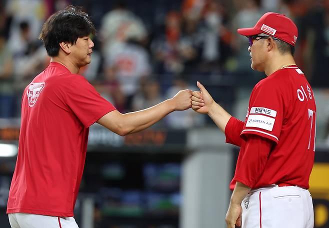 이숭용 SSG 감독(오른쪽)과 김광현. 연합뉴스