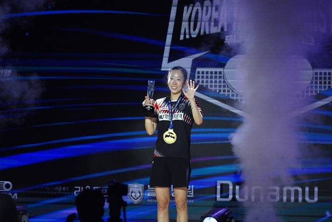 프로탁구리그 시리즈2 우승컵을 든 양하은 ⓒ이동칠