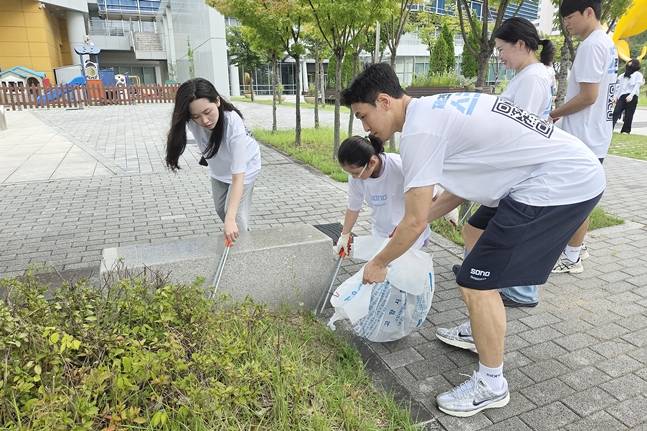 주장 정희재 선수가 가 팬과 함께 환경미화활동을 하고 있다. /사진=고양 소노
