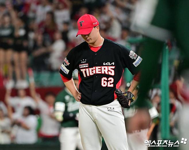 21일 오후 인천SSG랜더스필드에서 열린 '2025 신한 SOL Bank KBO리그' KIA 타이거즈와 SSG 랜더스의 경기, 9회말 1사 1,2루 KIA 정해영이 SSG 한유섬에게 동점 적시타를 허용한 후 아쉬워하고 있다. 엑스포츠뉴스 DB