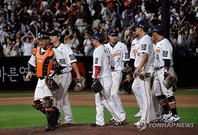 한화 승리 (대전=연합뉴스) 김준범 기자 = 12일 대전 한화생명 볼파크에서 열린 프로야구 롯데 자이언츠와 한화 이글스의 경기에서 승리한 한화 선수들이 기쁨을 나누고 있다. 2025.8.12 psykims@yna.co.kr