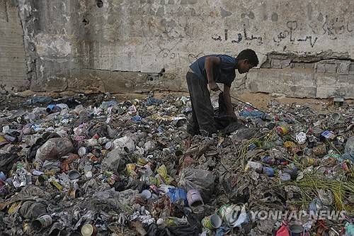 폐허 된 가자지구에서 쓰레기 뒤지는 팔레스타인인 소년 (가자시티 AP=연합뉴스) 2025년 8월 27일 폐허가 된 가자시티에서 음식 조리에 연료로 쓸 플라스틱을 구하기 위해 13세 소년 야신 알-마스리가 쓰레기 더미를 뒤지고 있다. (AP Photo/Jehad Alshrafi) 2025.9.1.