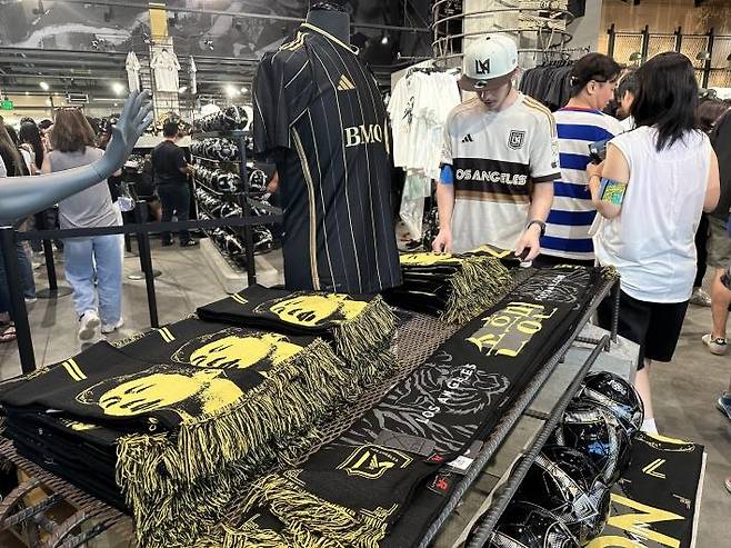 손흥민 LAFC 티셔츠·기념품 사러 몰려든 팬들 (로스앤젤레스=연합뉴스) 임미나 특파원 = 31일(현지시간) 손흥민(로스앤젤레스FC)의 첫 홈경기 데뷔전이 열린 미국 LA BMO스타디움 내 판매점에서 팬들이 손흥민 티셔츠와 수건 등을 구매하고 있다. mina@yna.co.kr