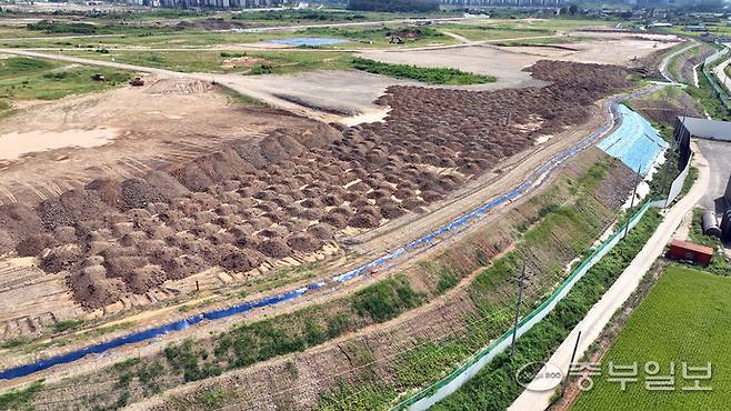 평택 고덕국제신도시 좌교리 일대 경관 녹지가 장벽형 고성토로 조성되며 원주민들이 피해를 호소하고 있는 가운데 사진은 2일 오전 평택 고덕신도시 좌교리에 조성되고 있는 장벽형 고성토의 모습. 노민규기자