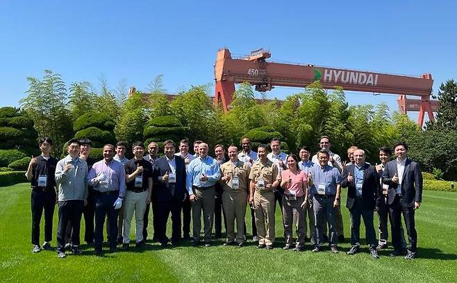 울산대학교 조선해양공학부와 HD현대중공업, 미국 조선 전문가들이 한-미 조선협력 간담회를 열고 HD현대중공업을 방문해 기념사진을 촬영하는 모습. 울산대 제공