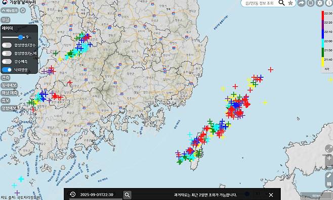 지난 1일 오후 10시 30분 기상청 레이더 낙뢰 관측 정보 캡처.