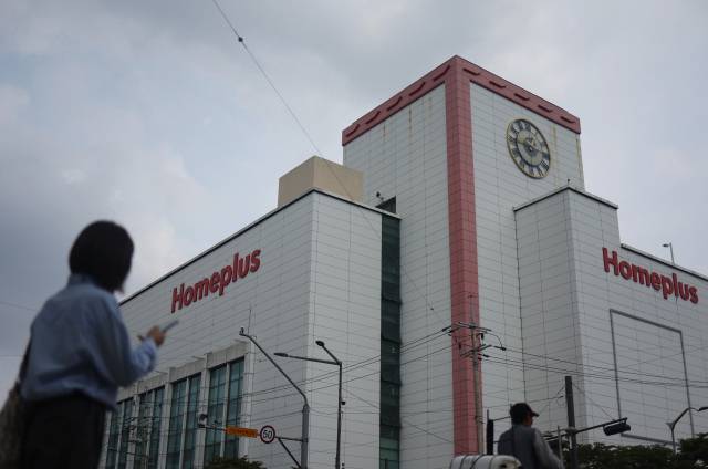 홈플러스가 잇단 점포 폐점을 예고하면서 소비자 불편과 상권 불안이 커지고 있다. 서울 시내 한 홈플러스 매장 전경. 연합뉴스
