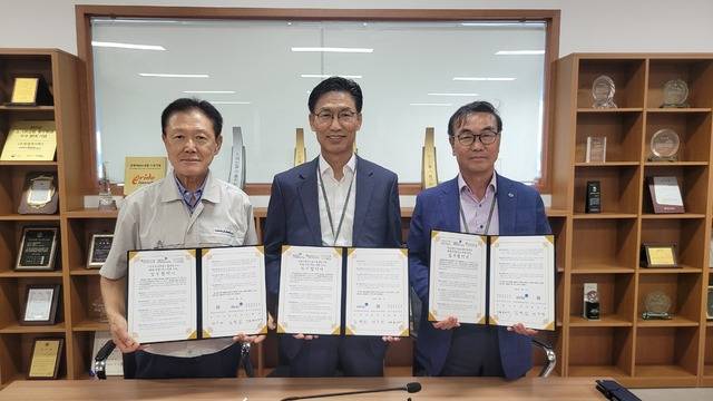 김병삼 대경경자청장(가운데)이 2일 경북도건축사회 영천지역건축사회 및 영천첨단부품소재산업지구 입주기업협의회와 화재피해 복구 지원을 위한 업무협약을 체결하고 있다. 대경경자청 제공