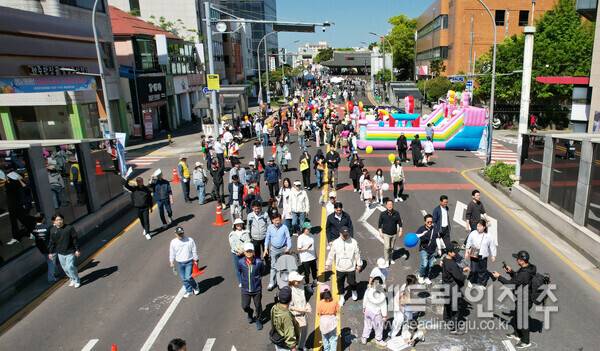 지난 4월 제주시 원도심에서 열린 '차 없는 거리 걷기 축제'.