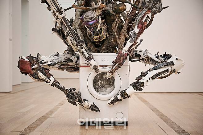 ‘아드리안 비야르 로하스: 적군의 언어’ 상상의 종말 VI ⓒ Adrian Villar Rojas 사진 Jorg Baumann. (제공=아트선재센터)