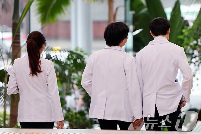 전날 서울 시내 한 대학병원에서 의료진이 이동하고 있다. 2025.9.1/뉴스1 ⓒ News1 황기선 기자