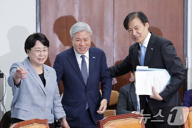 조국 조국혁신당 혁신정책연구원장(오른쪽)이 1일 오전 서울 여의도 국회에서 열린 조국혁신당 최고위원회의에서 김선민 대표 권한대행, 서왕진 원내대표에게 자리를 양보하고 있다. 2025.9.1/뉴스1 ⓒ News1 신웅수 기자