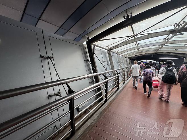 중국 전승절 80주년 기념행사에 참석하는 김정은 북한 국무위원장이 탄 전용열차 도착을 앞둔 2일 오후 베이징역 내부에 가림막이 설치돼 있다. ⓒ News1 정은지 특파원