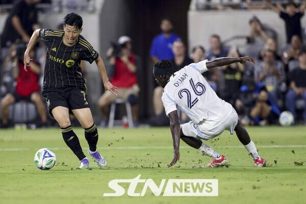 로스앤젤레스(LA) FC 공격수 손흥민이 공을 몰고 있다. /사진=뉴시스(AP)