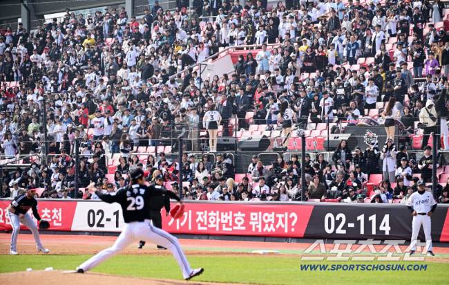 9일 수원KT위즈파크에서 열린 KBO리그 KT 위즈와 LG 트윈스의 시범경기. 1루 관중석을 가득 메운 홈 팬들이 열띤 응원전을 펼치고 있다. 수원=박재만 기자 pjm@sportschosun.com/2025.03.09/