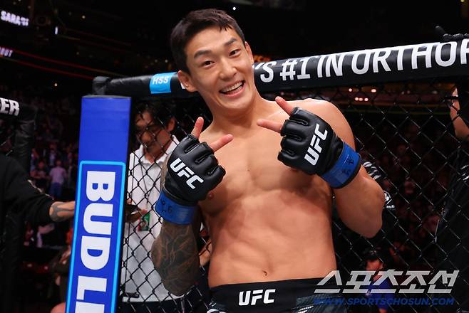 유주상이 UFC 데뷔전서 KO승을 거둔뒤 기뻐하고 있다. 사진제공=UFC