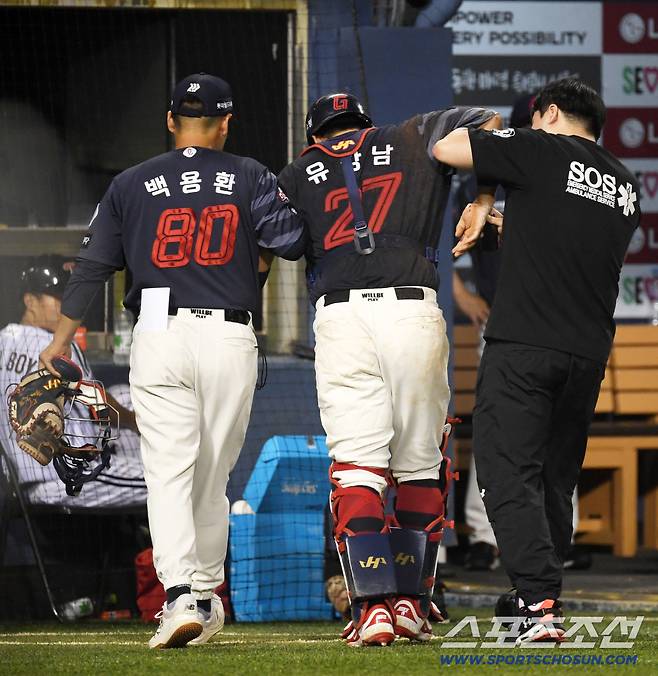 2일 잠실구장에서 열린 LG 트윈스와 롯데 자이언츠의 경기. 5회말 2사 1루 LG 오스틴 파울 타구에 맞은 롯데 포수 유강남이 통증을 호소하고 있다. 잠실=박재만 기자 pjm@sportschosun.com/2025.09.02/