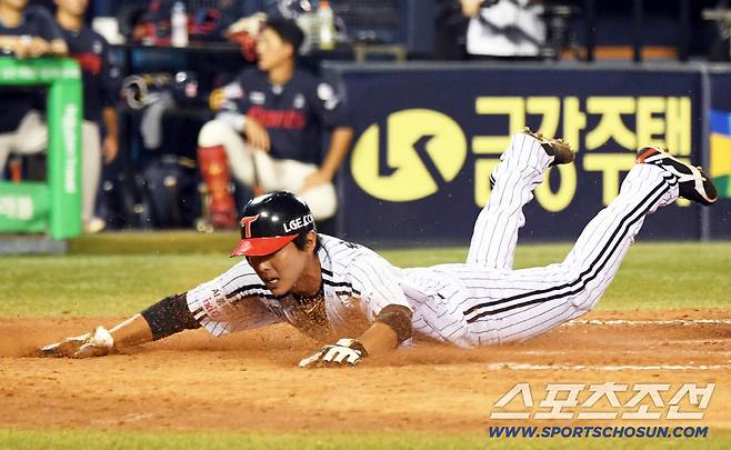 2일 잠실구장에서 열린 LG 트윈스와 롯데 자이언츠의 경기. 8회말 1사 2,3루 LG 최승민이 태그업 후 홈을 쇄도하고 있다. 잠실=박재만 기자 pjm@sportschosun.com/2025.09.02/