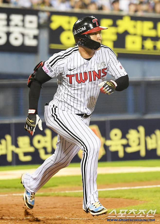 2일 잠실구장에서 열린 LG 트윈스와 롯데 자이언츠의 경기. 8회말 1사 2,3루 LG 오지환이 희생타를 치고 있다. 잠실=박재만 기자 pjm@sportschosun.com/2025.09.02/