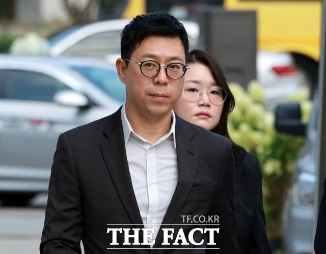 민경민 오아시스에쿼티파트너스 대표가 22일 오전 서울 종로구에 마련된 김건희 특검팀(특별검사 민중기) 사무실로 조사를 받기 위해 출석하고 있다. /뉴시스