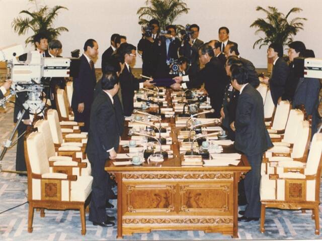 통일부는 2일 '남북기본합의서' 채택·발효 과정이 고스란히 담긴 남북고위급회담 문서 3172쪽을 공개했다. 사진은 1991년 12월 13일 서울 워커힐호텔에서 열린 5차 고위급회담. 당시 남북기본합의서가 채택됐다. /통일부