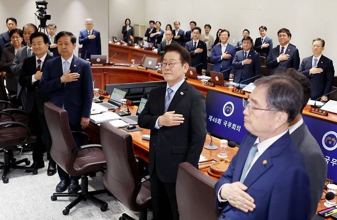 이재명 대통령이 2일 용산 대통령실에서 열린 국무회의에서 국기에 경례하고 있다. 연합뉴스