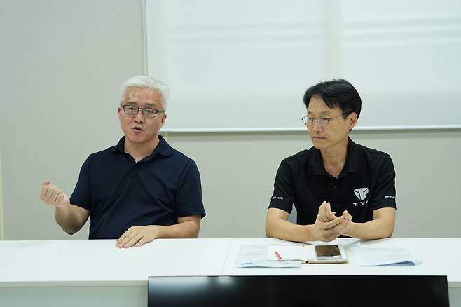 지난 21일 만난 (왼쪽부터) 이상대 한국생산기술연구원 전북본부장과 정삼석 TYM 중앙기술연구소 중대형 트랙터팀 팀장./한국생산기술연구원