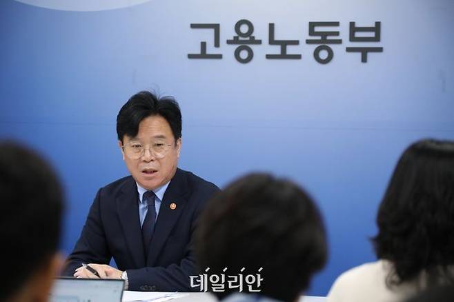 김영훈 고용노동부 장관이 1일 정부세종청사 고용노동부에서 출입기자단과 간담회를 하고 있다. ⓒ고용노동부