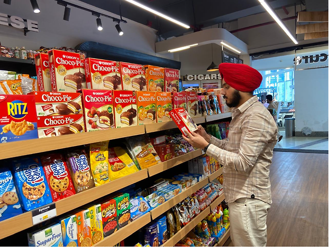 인도의 한 대형마트에서 현지 소비자가 오리온에서 만든 초코파이 제품을 살펴보고 있다. 오리온 제공