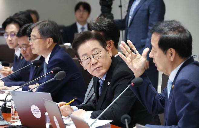 이재명 대통령이 2일 서울 용산 대통령실 청사에서 열린 제40회 국무회의에서 구윤철 경제부총리 겸 기획재정부 장관의 발언을 듣고 있다. (대통령실통신사진기자단) 2025.09.02. 뉴시스