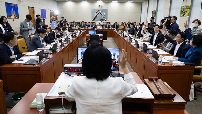 2일 서울 여의도 국회에서 열린 제429회 국회(정기회) 과학기술정보방송통신위원회 제1차 전체회의에서 위원들이 ‘방송 미디어 통신 거버넌스 개편 공청회’ 계획서 채택의 건에 대해 거수로 표결하고 있다. 2025.9.2/뉴스1