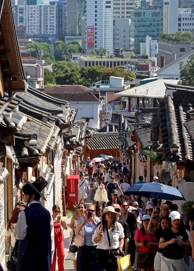 2일 오후 서울 종로구 북촌에서 외국인 관광객들이 거리를 지나며 한옥마을을 관람하고 있다. 뉴스1