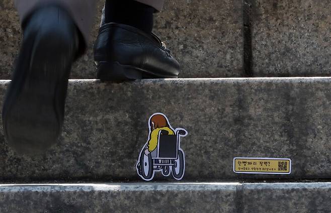 ‘장애물 없는 생활환경’(BF: Barrier Free) 인증 확대를 알리는 캠페인이 2022년 4월19일 오후 서울역 앞 계단에서 열려 비에프 스티커가 계단에 붙어 있다. 김태형 기자